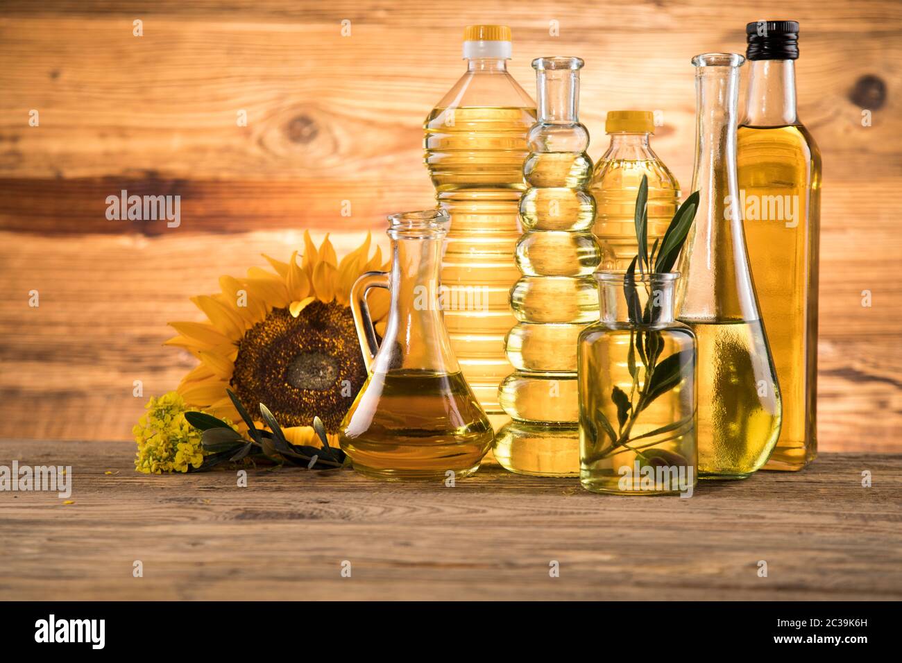 L'huile de tournesol, en bonne santé, d'olive l'huile de colza. Huile de cuisson en bouteille Banque D'Images