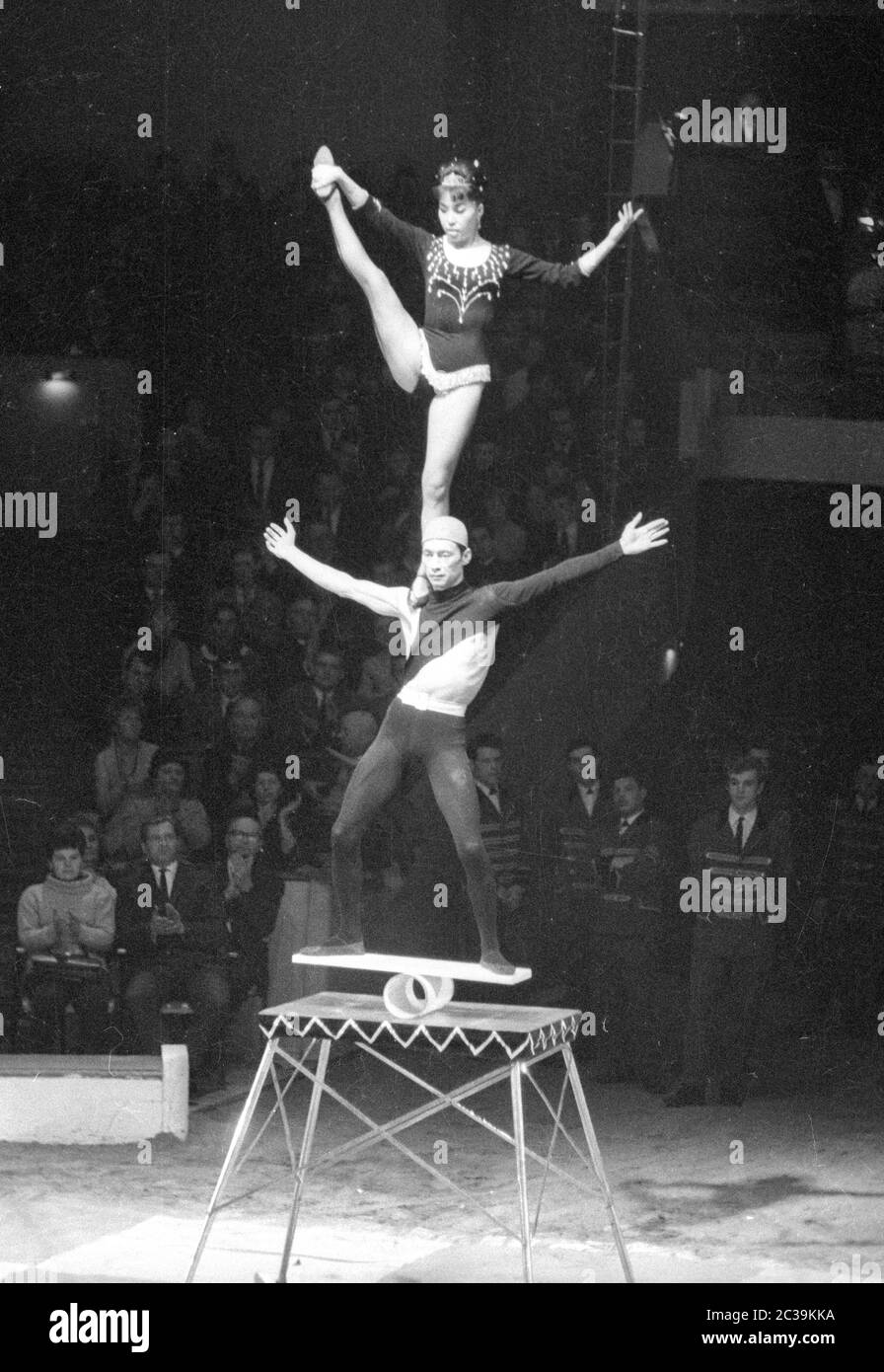 Deux acrobates qui s'équilibrates au Circus Krone. Banque D'Images