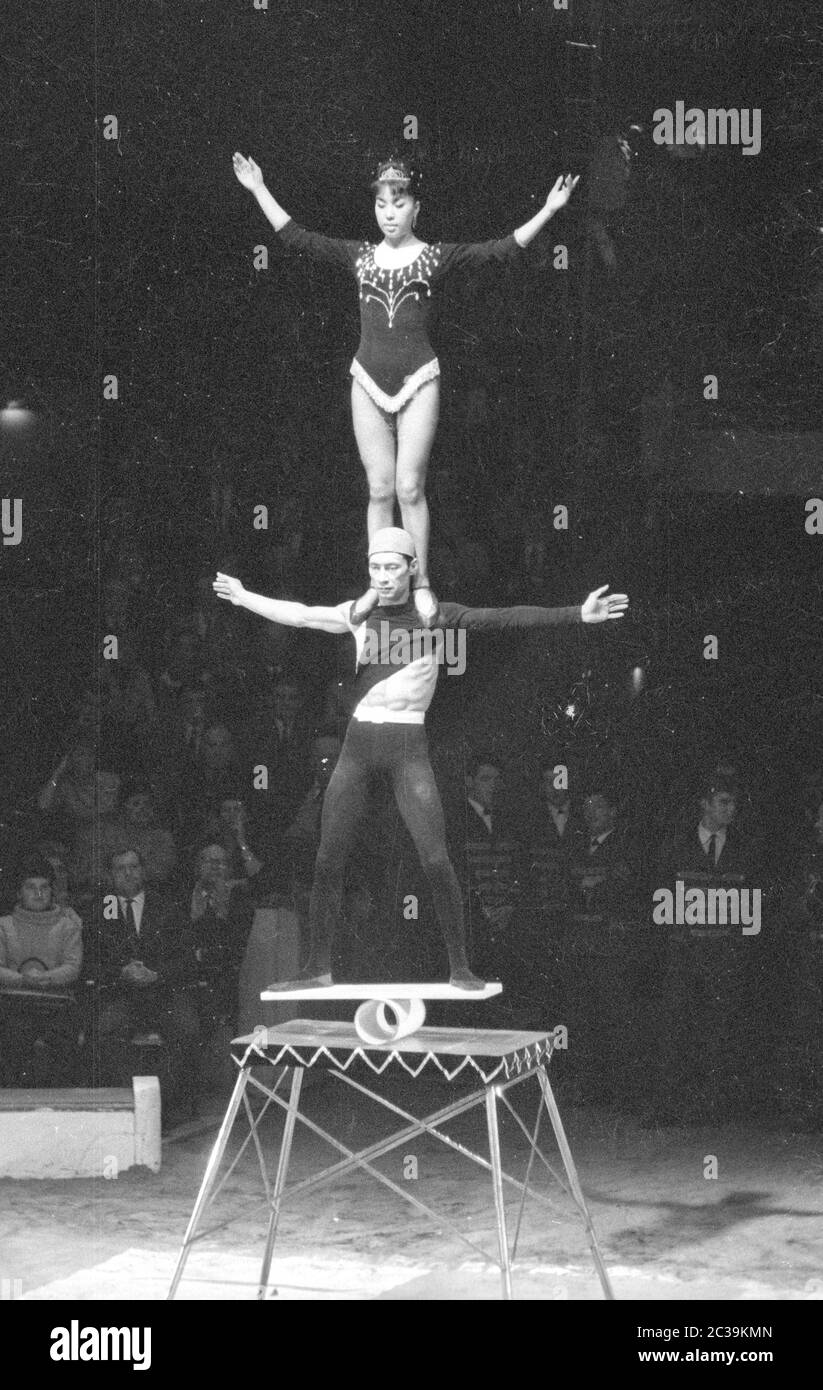 Deux acrobates qui s'équilibrates au Circus Krone. Banque D'Images