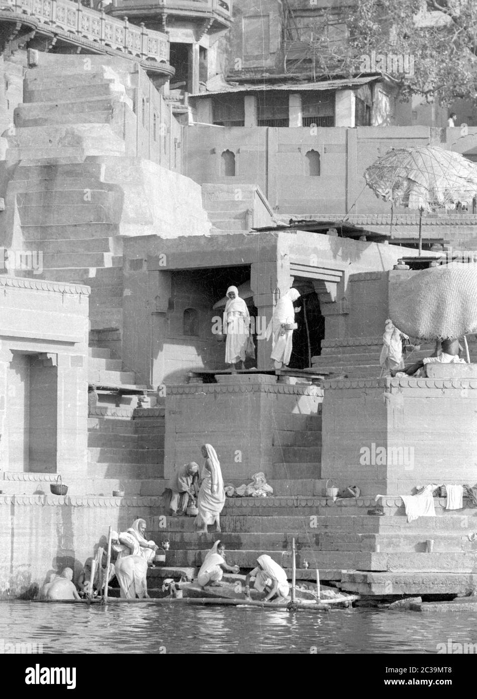 Hindous sur le Gange à Benares, également connu sous le nom de Varanasi ou Kashi, dans l'État de l'Uttar Pradesh. Selon la légende, la ville de plus de 2500 ans est la ville de Shiva, l'une des principales divinités hindoues. Les Hindous croient que les gens d'ici peuvent briser le cycle éternel de naissances et atteindre le salut, tant de croyants viennent à Benares pour mourir ici. Banque D'Images