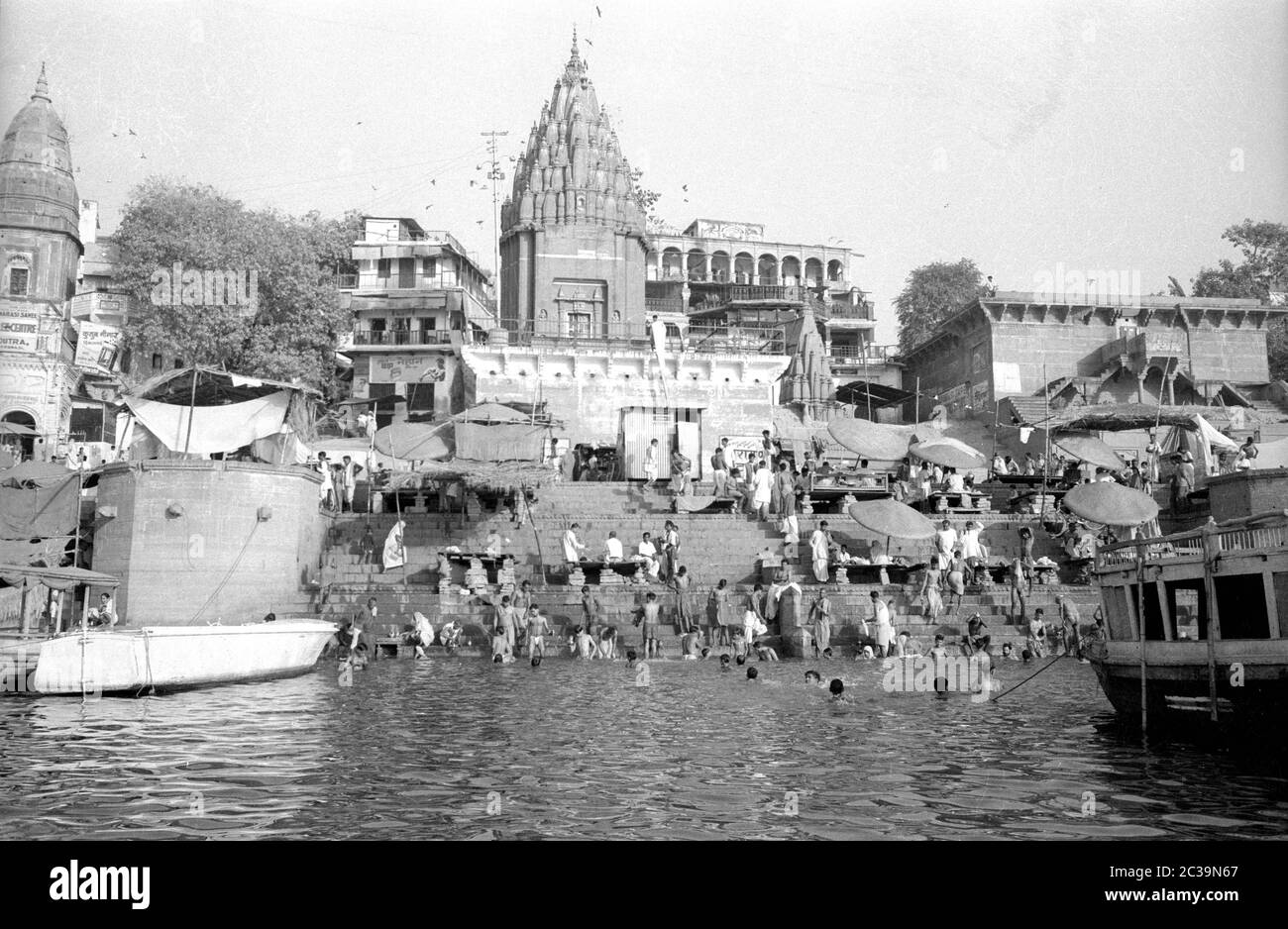Les hindous se baignent dans le Saint Gange de la ville indienne de Benares, également connue sous le nom de Varanasi ou Kashi. Selon la légende, la ville de plus de 2500 ans est la ville de Shiva, l'une des principales divinités hindoues. Les Hindous croient que les gens d'ici peuvent briser le cycle éternel de naissances et atteindre le salut, tant de croyants viennent à Benares pour mourir ici. Banque D'Images