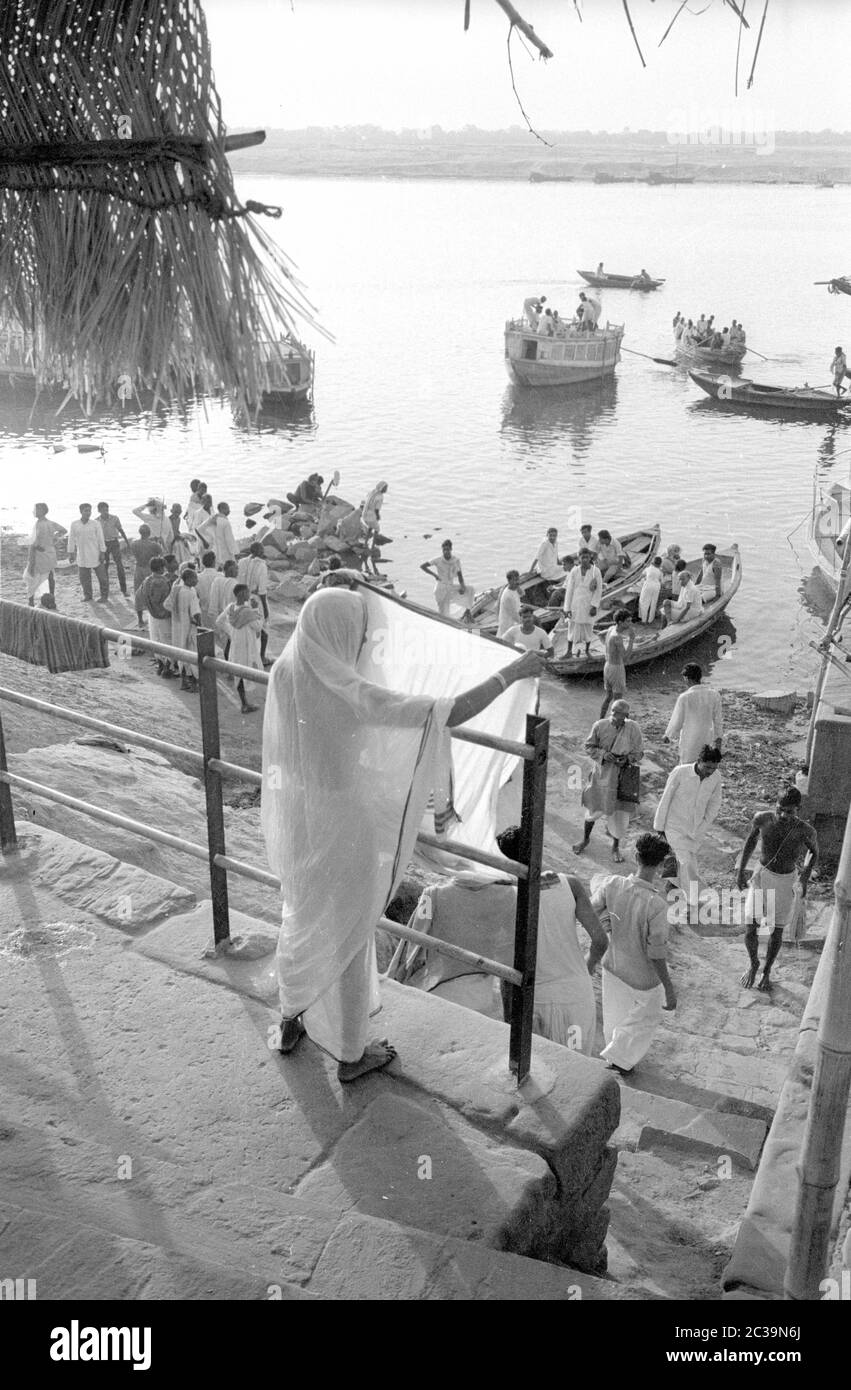 Stade d'atterrissage pour petits bateaux sur le Gange dans la ville indienne de Benares (également connue sous le nom de Varanasi ou Kashi). Banque D'Images