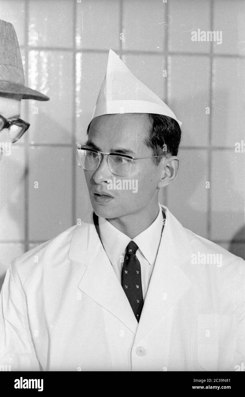 Le couple royal Bhumibol Adulyadej Rama IX et sa femme Sirikit visitent une usine de poissons à Brême lors de leur voyage en Allemagne. Banque D'Images