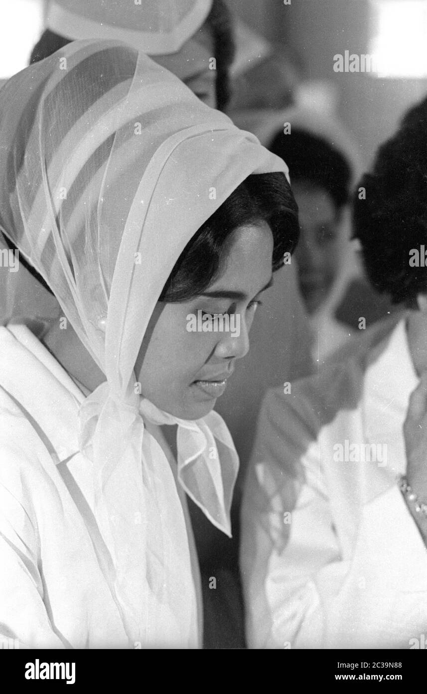 Le couple royal Bhumibol Adulyadej Rama IX et sa femme Sirikit visitent une usine de poissons à Brême lors de leur voyage en Allemagne. Banque D'Images