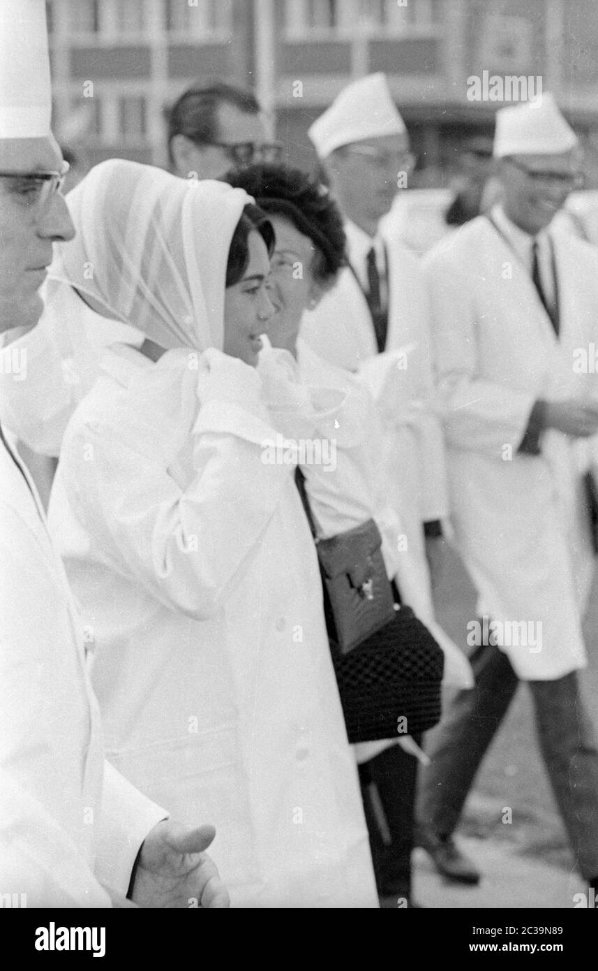 Le couple royal Bhumibol Adulyadej Rama IX et sa femme Sirikit visitent une usine de poissons à Brême lors de leur voyage en Allemagne. Banque D'Images