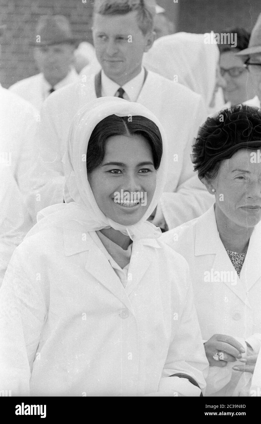 Le couple royal Bhumibol Adulyadej Rama IX et sa femme Sirikit visitent une usine de poissons à Brême lors de leur voyage en Allemagne. Banque D'Images