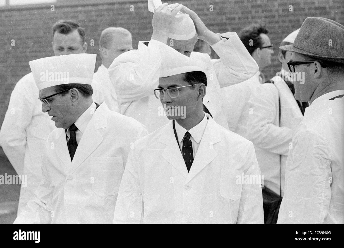 Le couple royal Bhumibol Adulyadej Rama IX et sa femme Sirikit visitent une usine de poissons à Brême lors de leur voyage en Allemagne. Banque D'Images