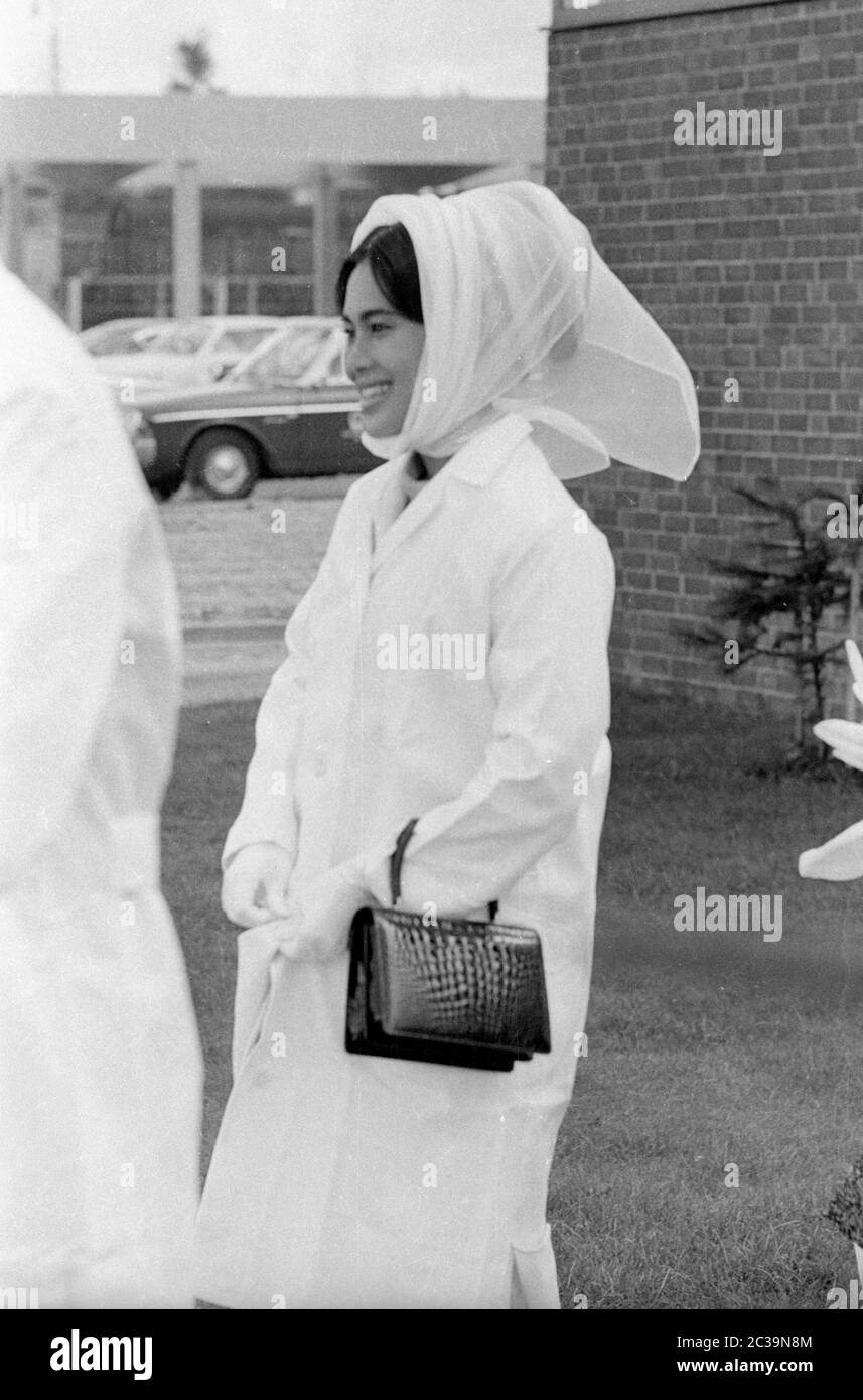 Le couple royal Bhumibol Adulyadej Rama IX et sa femme Sirikit visitent une usine de poissons à Brême lors de leur voyage en Allemagne. Banque D'Images