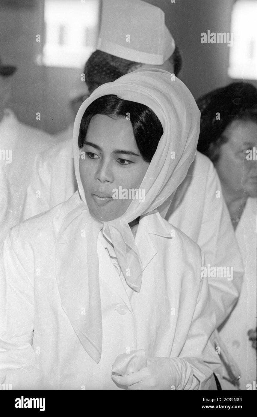 Le couple royal Bhumibol Adulyadej Rama IX et sa femme Sirikit visitent une usine de poissons à Brême lors de leur voyage en Allemagne. Banque D'Images