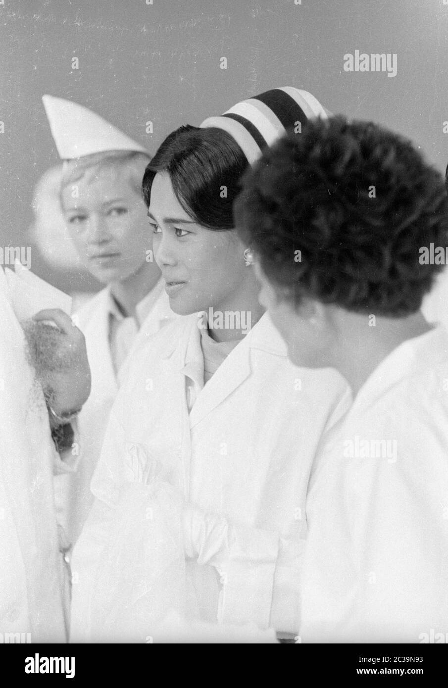 Le couple royal Bhumibol Adulyadej Rama IX et sa femme Sirikit visitent une usine de poissons à Brême lors de leur voyage en Allemagne. Banque D'Images