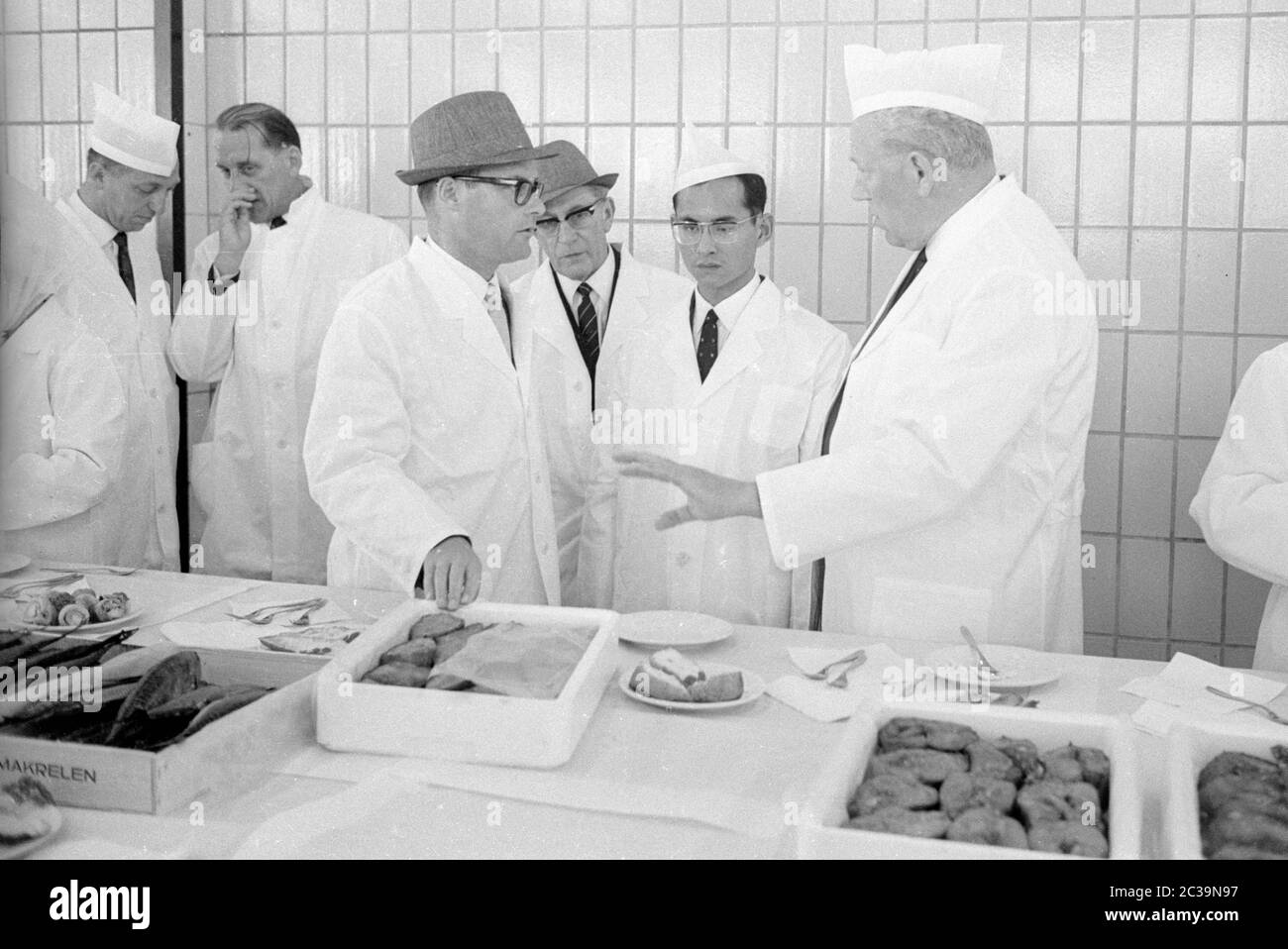 Le couple royal Bhumibol Adulyadej Rama IX et sa femme Sirikit visitent une usine de poissons à Brême lors de leur voyage en Allemagne. Banque D'Images