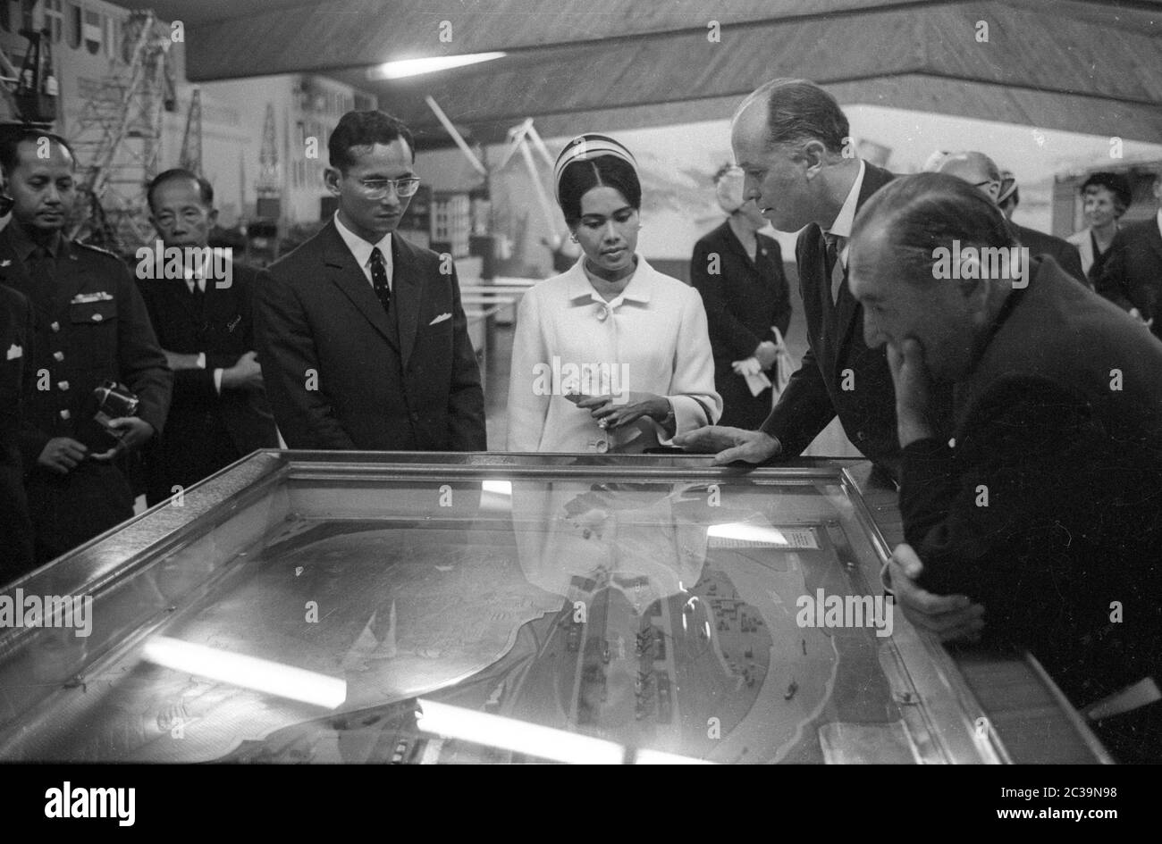Le couple royal Bhumibol Adulyadej Rama IX et sa femme Sirikit visitent une usine de poissons à Brême lors de leur voyage en Allemagne. Banque D'Images