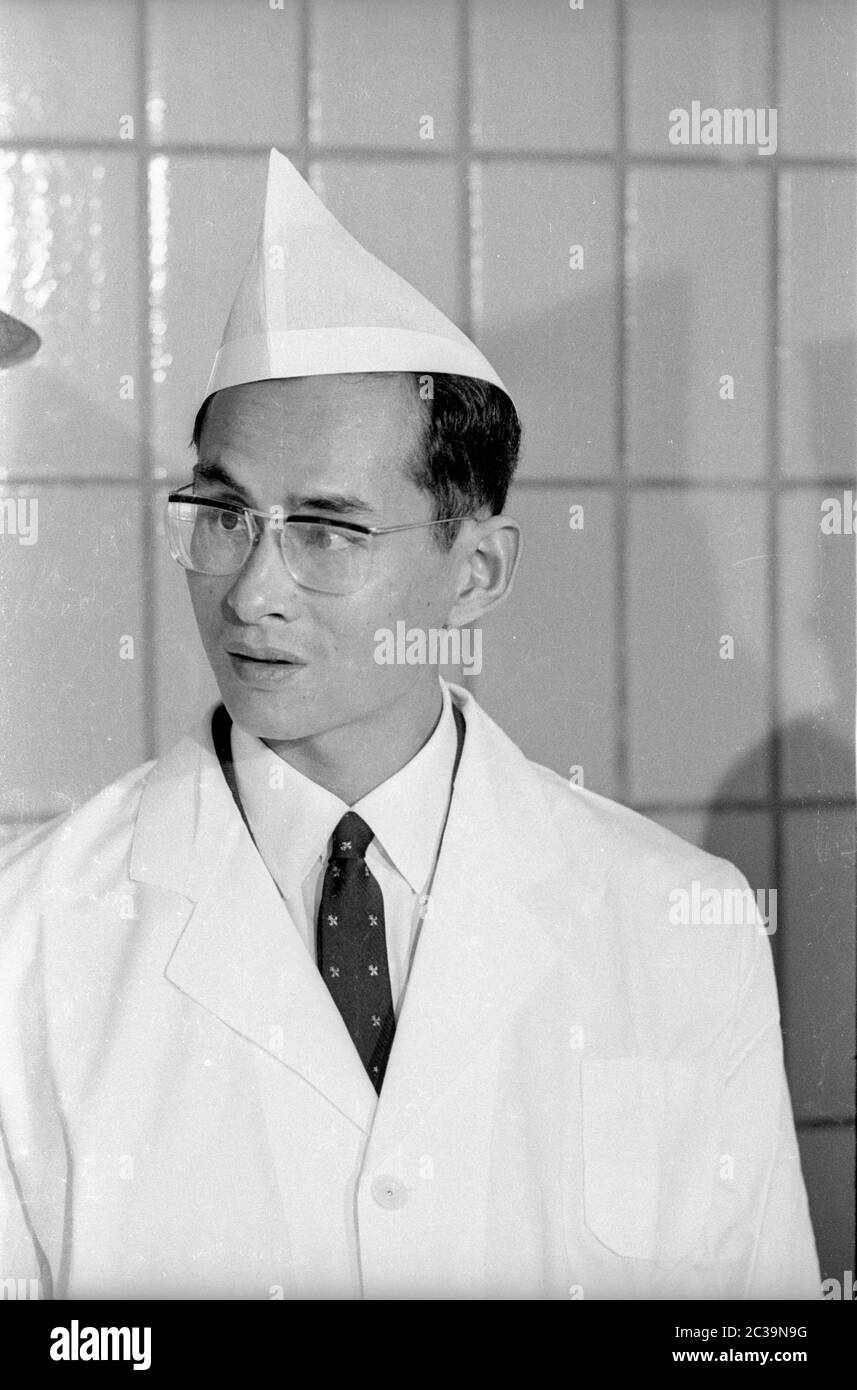 Le couple royal Bhumibol Adulyadej Rama IX et sa femme Sirikit visitent une usine de poissons à Brême lors de leur voyage en Allemagne. Banque D'Images