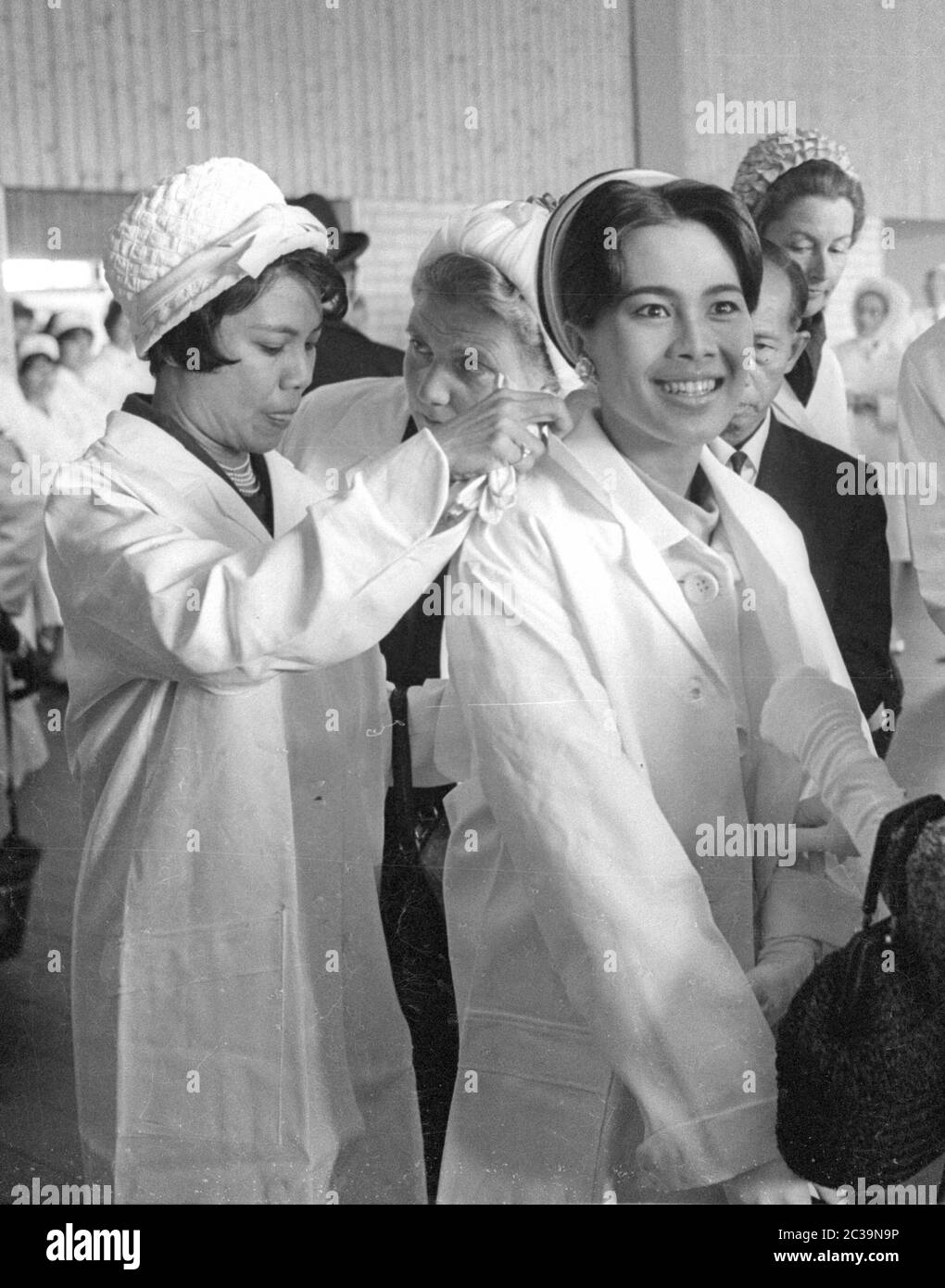 Le couple royal Bhumibol Adulyadej Rama IX et sa femme Sirikit visitent une usine de poissons à Brême lors de leur voyage en Allemagne. Banque D'Images