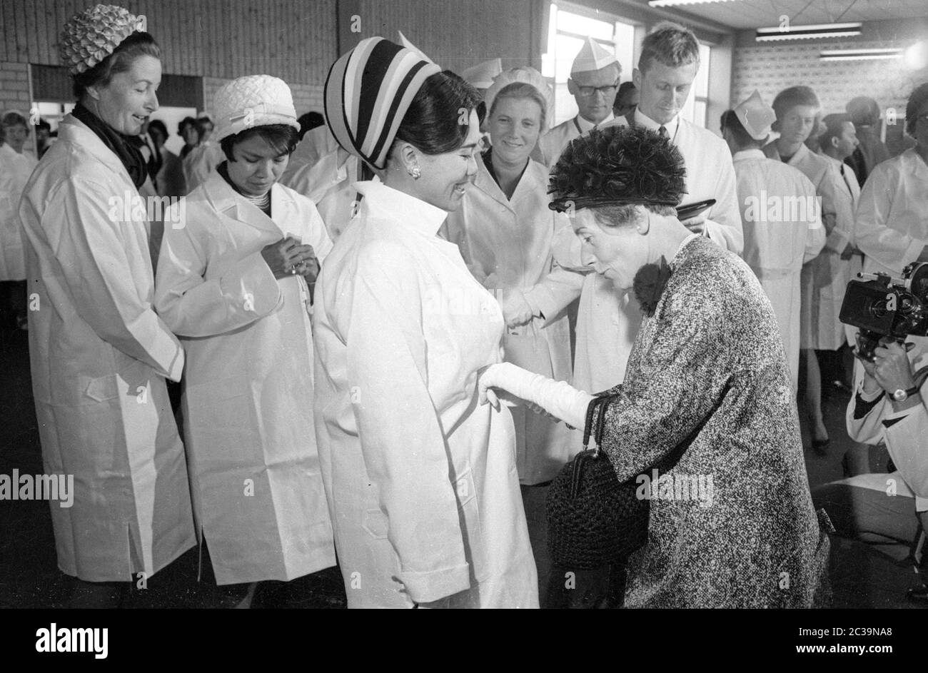 Le couple royal Bhumibol Adulyadej Rama IX et sa femme Sirikit visitent une usine de poissons à Brême lors de leur voyage en Allemagne. Banque D'Images