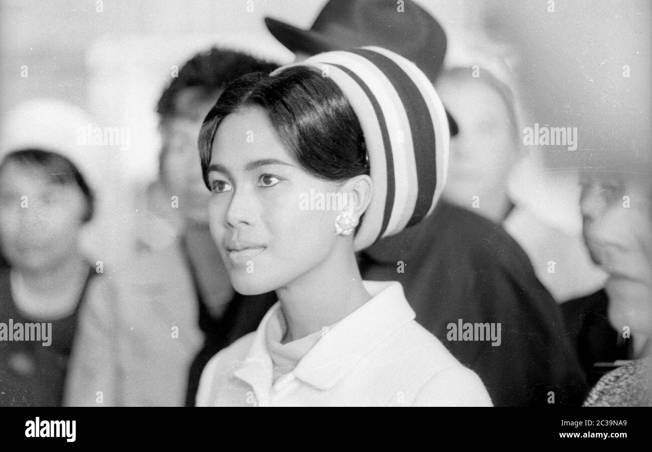 Le couple royal Bhumibol Adulyadej Rama IX et sa femme Sirikit visitent une usine de poissons à Brême lors de leur voyage en Allemagne. Banque D'Images