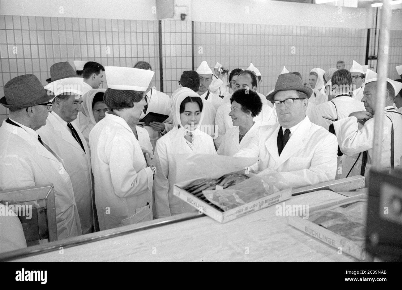 Le couple royal Bhumibol Adulyadej Rama IX et sa femme Sirikit visitent une usine de poissons à Brême lors de leur voyage en Allemagne. Banque D'Images