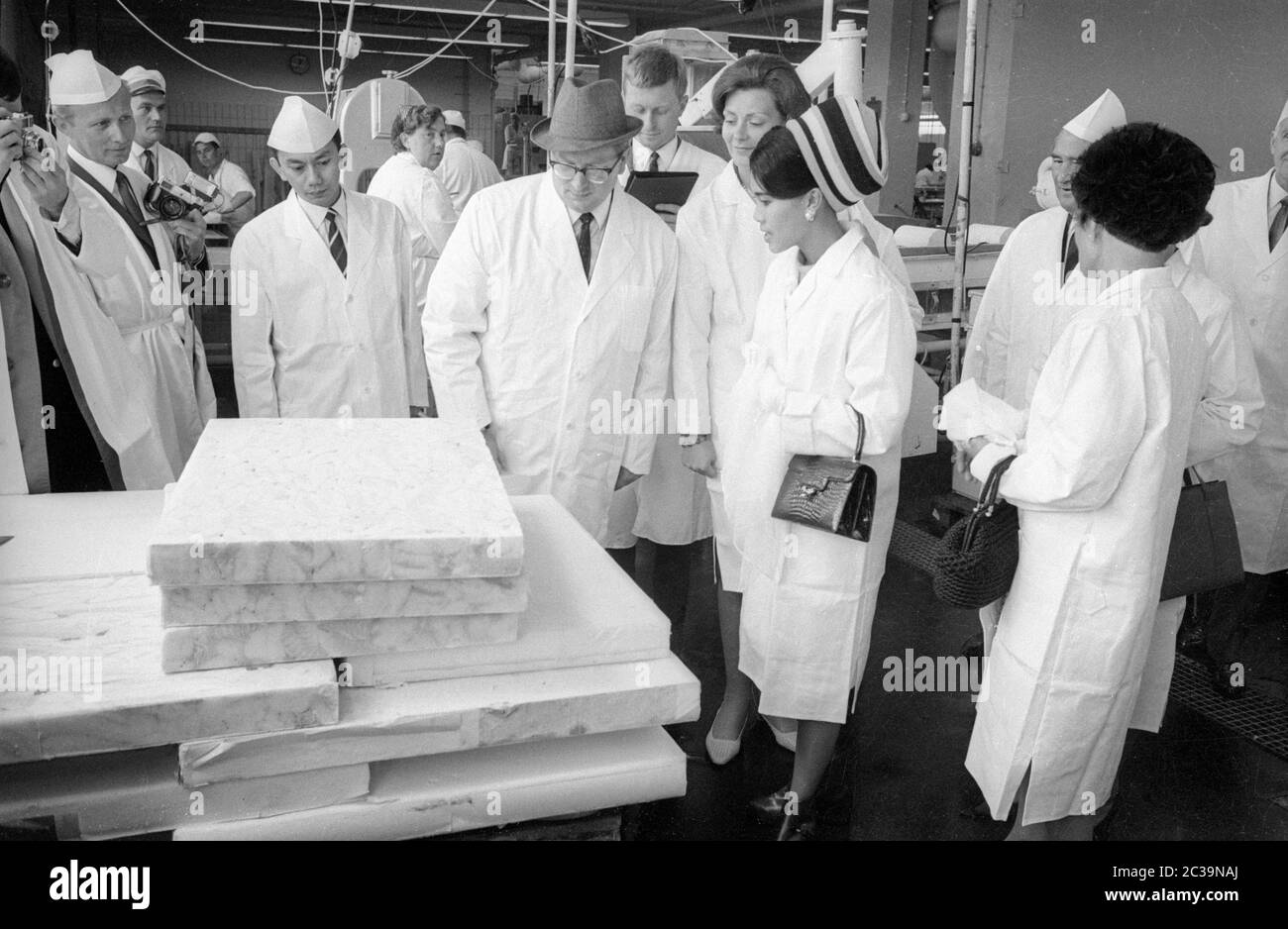 Le couple royal Bhumibol Adulyadej Rama IX et sa femme Sirikit visitent une usine de poissons à Brême lors de leur voyage en Allemagne. Banque D'Images