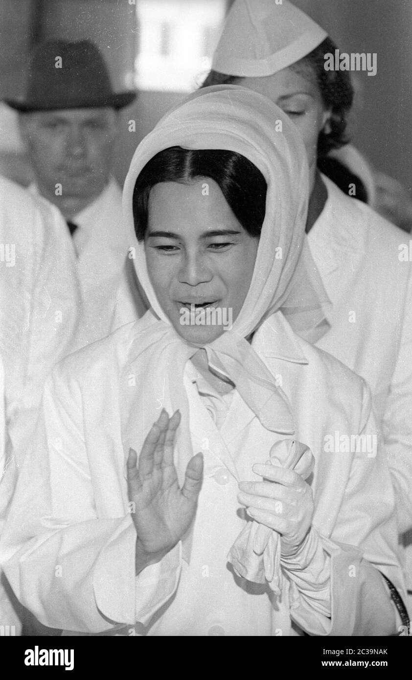 Le couple royal Bhumibol Adulyadej Rama IX et sa femme Sirikit visitent une usine de poissons à Brême lors de leur voyage en Allemagne. Banque D'Images