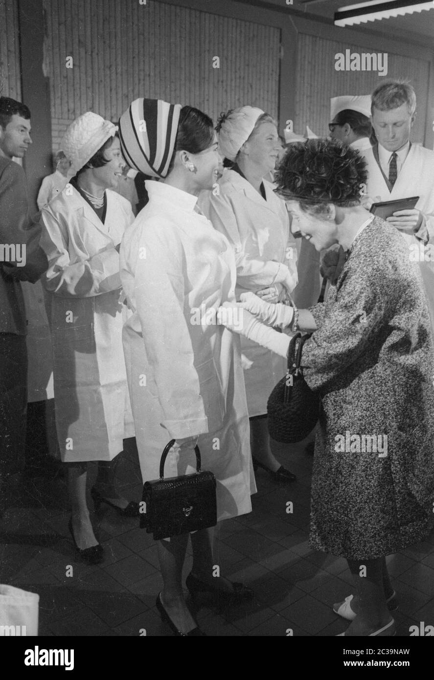 Le couple royal Bhumibol Adulyadej Rama IX et sa femme Sirikit visitent une usine de poissons à Brême lors de leur voyage en Allemagne. Banque D'Images