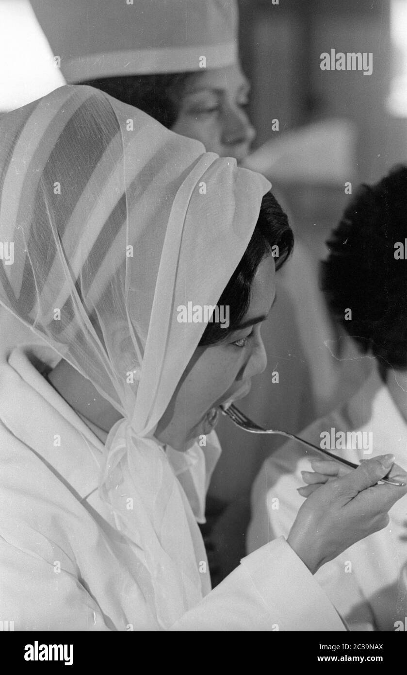 Le couple royal Bhumibol Adulyadej Rama IX et sa femme Sirikit visitent une usine de poissons à Brême lors de leur voyage en Allemagne. Banque D'Images