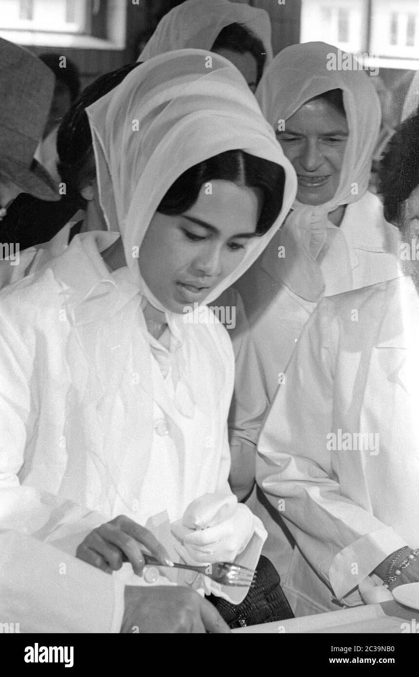 Le couple royal Bhumibol Adulyadej Rama IX et sa femme Sirikit visitent une usine de poissons à Brême lors de leur voyage en Allemagne. Banque D'Images