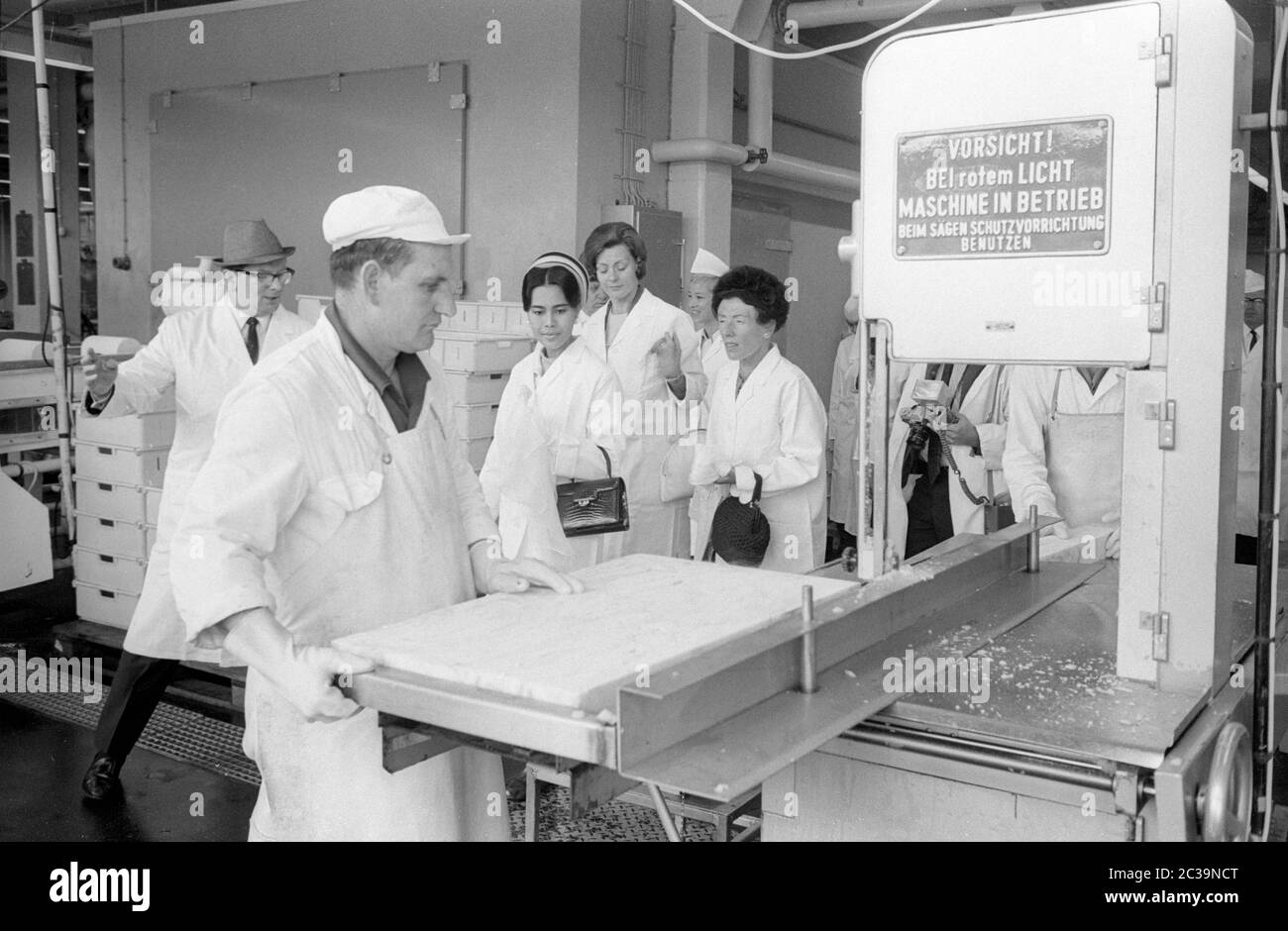 Le couple royal Bhumibol Adulyadej Rama IX et sa femme Sirikit visitent une usine de poissons à Brême lors de leur voyage en Allemagne. Banque D'Images