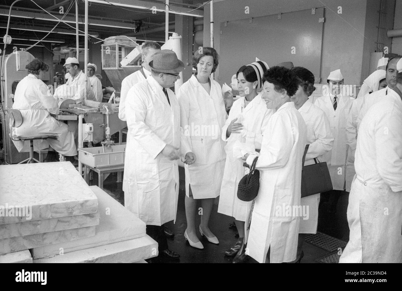 Le couple royal Bhumibol Adulyadej Rama IX et sa femme Sirikit visitent une usine de poissons à Brême lors de leur voyage en Allemagne. Banque D'Images
