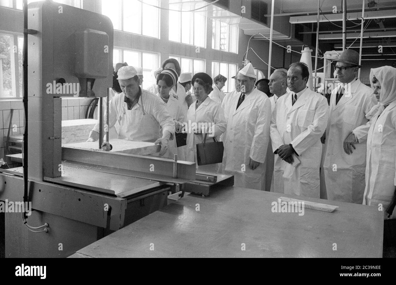 Le couple royal Bhumibol Adulyadej Rama IX et sa femme Sirikit visitent une usine de poissons à Brême lors de leur voyage en Allemagne. Banque D'Images