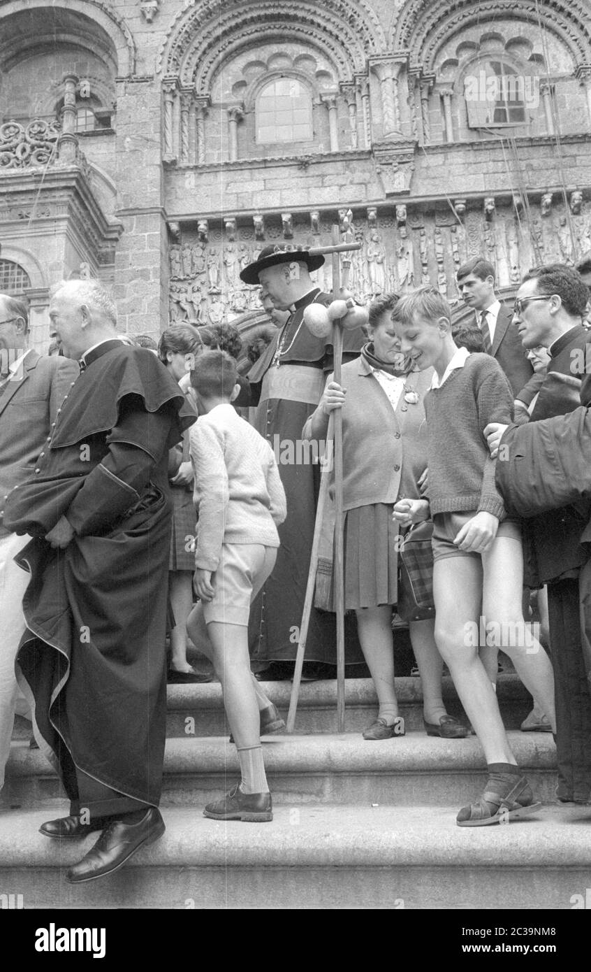 Religieux et croyants devant une église de Madrid. Banque D'Images