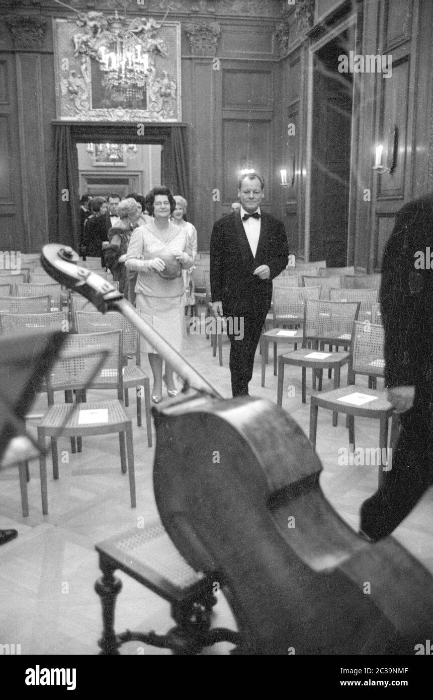 Lors du mariage de la princesse Marie Cecile de Prusse avec le duc Friedrich August d'Oldenburg: Willy Brandt comme invité au concert au palais de Charlottenburg. Banque D'Images