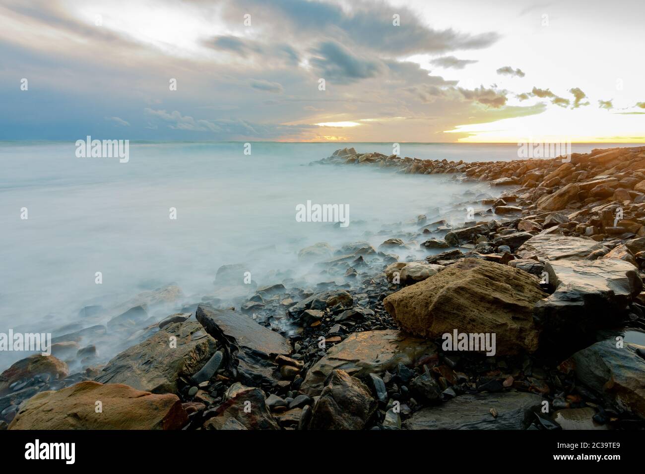 enveloppe de la mer vieillissante sur une rive rocheuse Banque D'Images