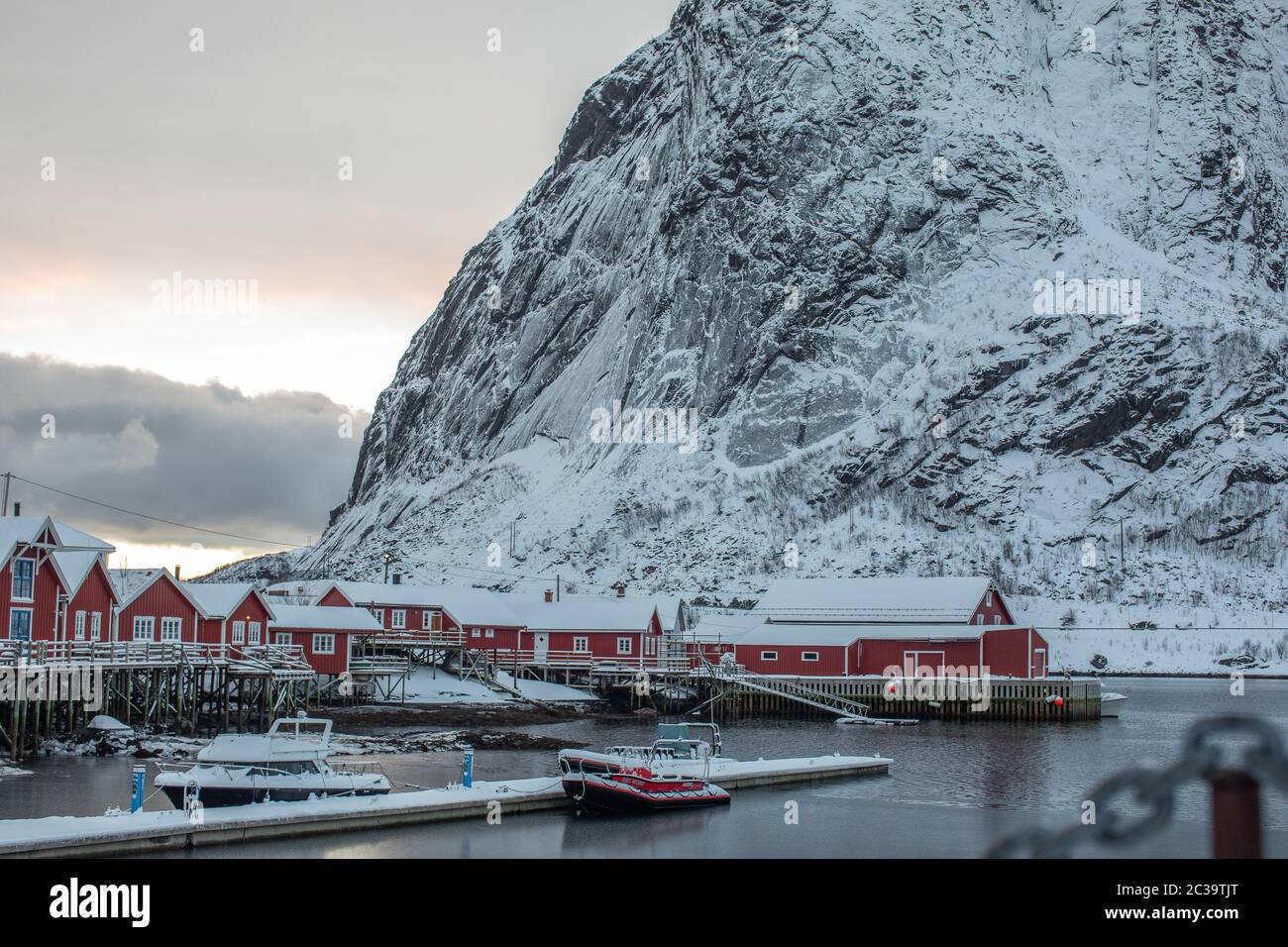 Un petit port arctique dans le village de Reine. Banque D'Images