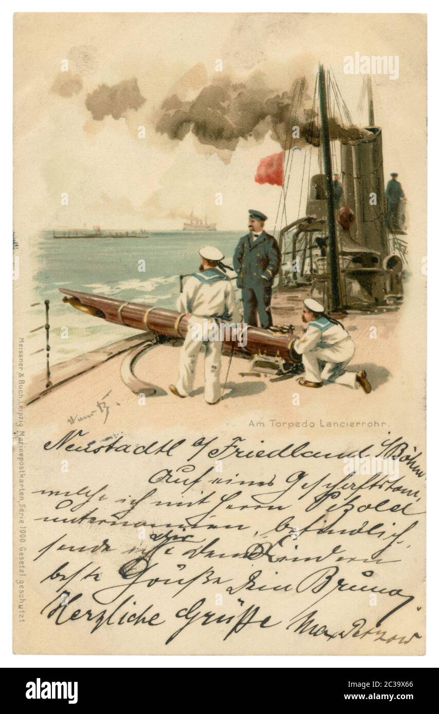 Carte postale historique allemande : marins et officier de marine sur un navire de guerre de l'Empire allemand au tube de torpille, se préparant à lancer une torpille. 1899 Banque D'Images