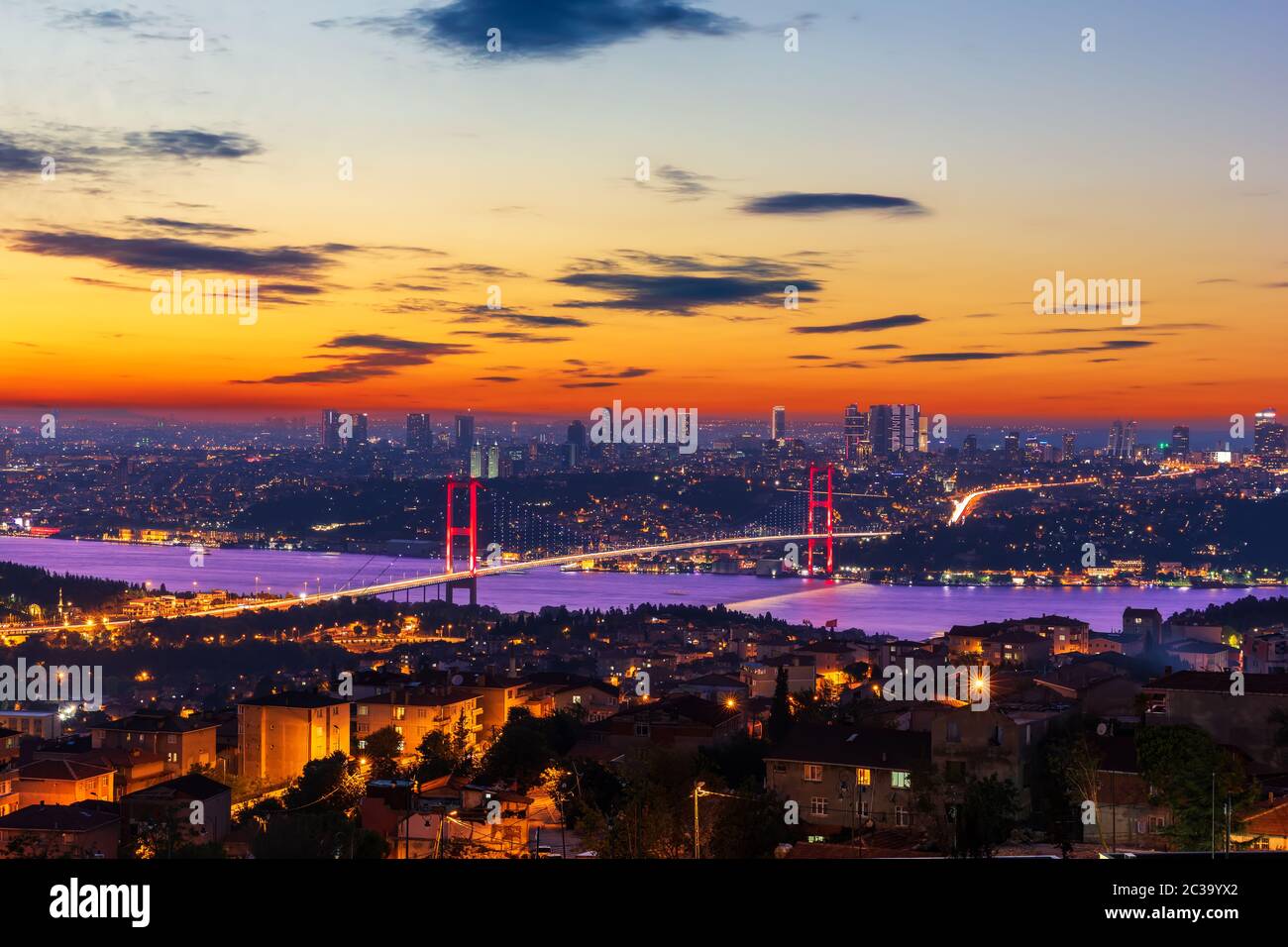 Soirée pont du Bosphore, vue de la colline de Camlica, Istanbul, Turquie. Banque D'Images