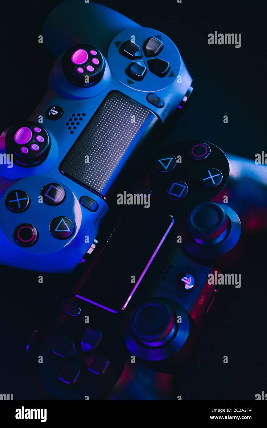 Manette de jeu PlayStation 4 sur fond noir avec couleurs.Sony PS4 DUALSHOCK V2.Photo en studio. Banque D'Images