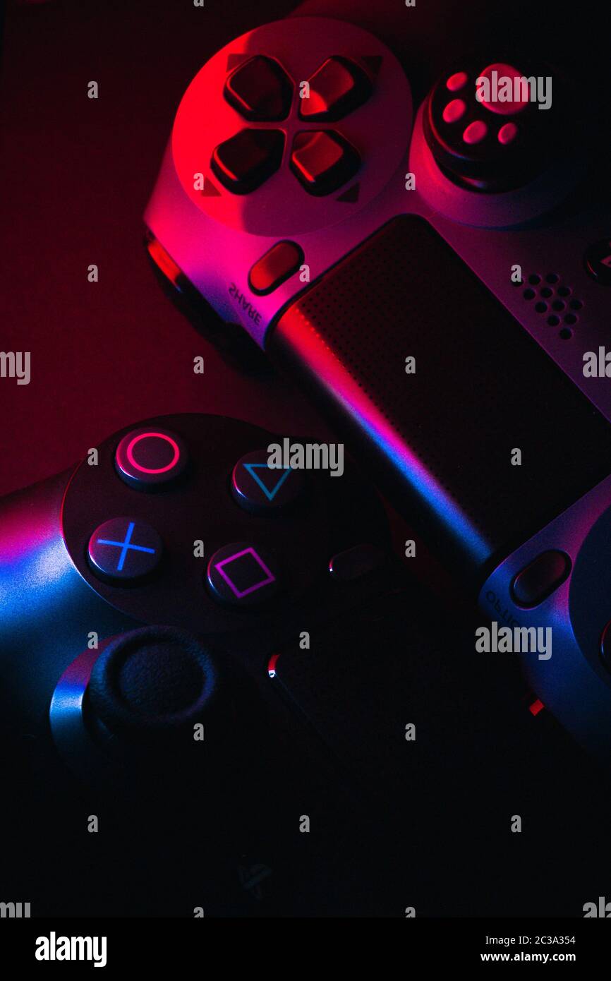 Manette de jeu PlayStation 4 sur fond noir avec couleurs.Sony PS4 DUALSHOCK V2.Photo en studio. Banque D'Images