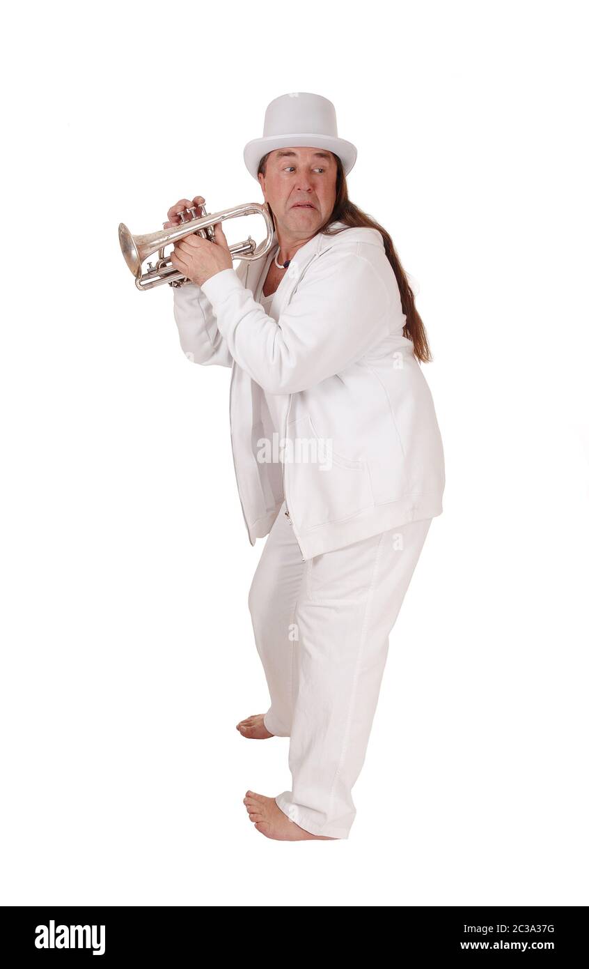 L'âge moyen d'un homme autochtone debout dans un costume blanc et blanc hat holding sa trompette à dos, isolée pour fond blanc Banque D'Images