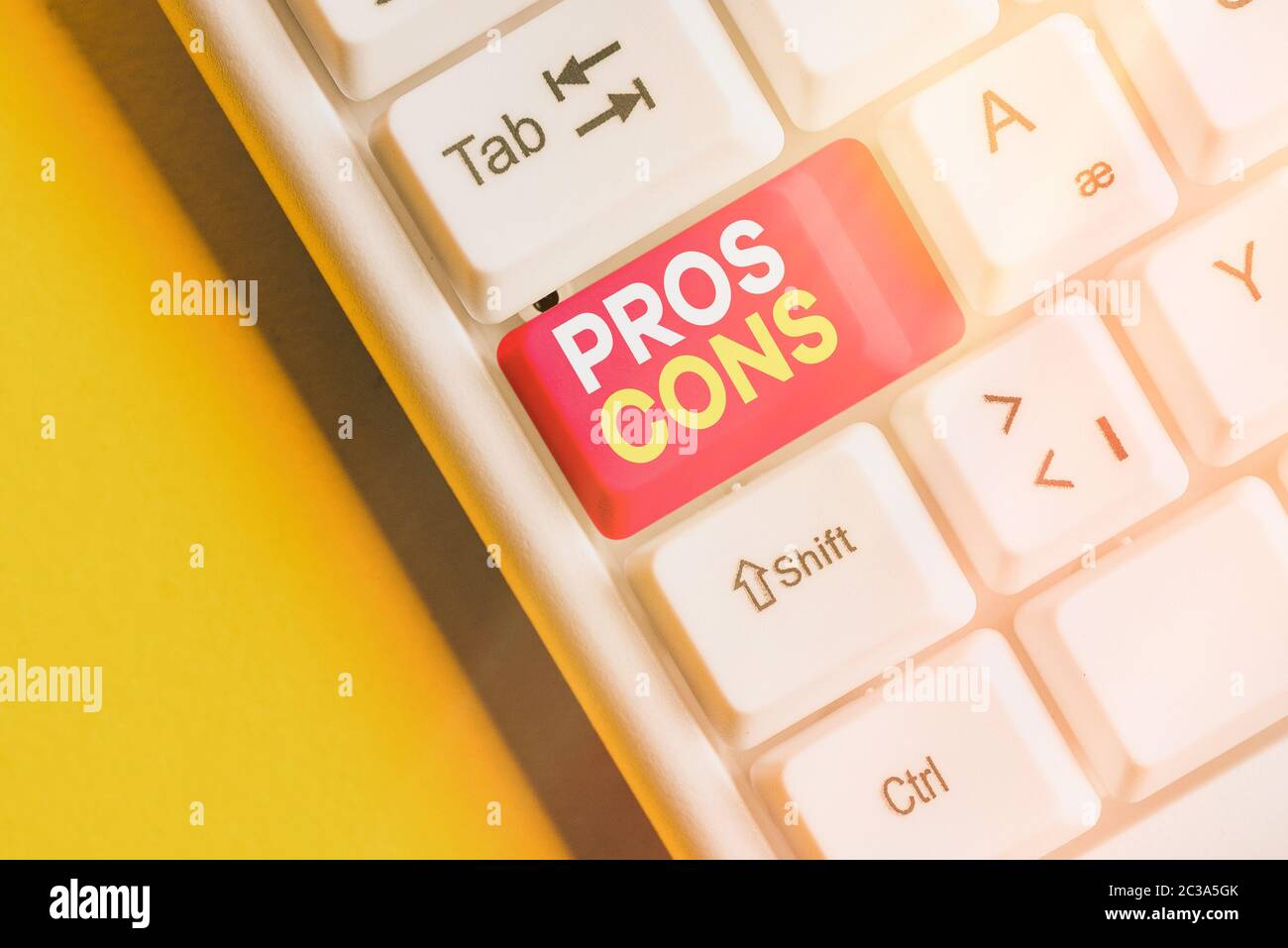 Écriture manuelle conceptuelle montrant des pros Cons Concept signification avantages et inconvénients observés lors de l'examen d'un produit Banque D'Images