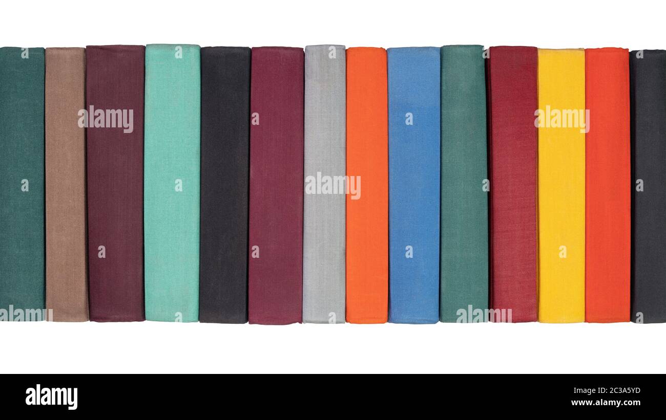 Pile de livres de couverture anciens sur la étagère. Vue rapprochée des livres traditionnels multicolores Banque D'Images