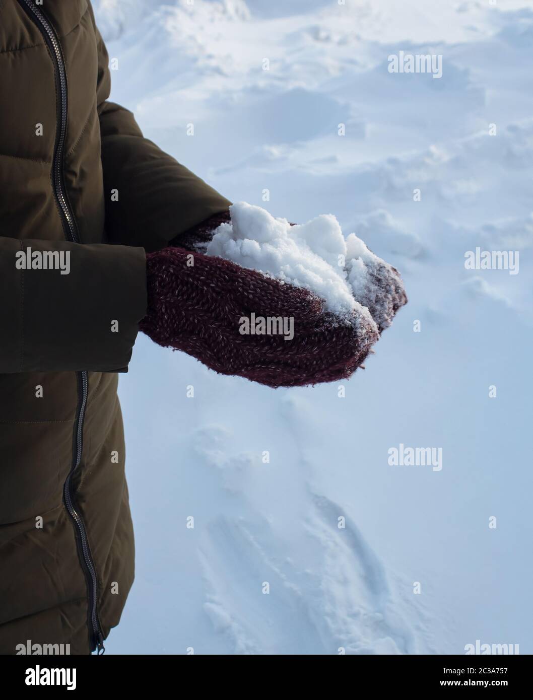 Les mains avec de la neige. Hiver, froid, gants fille dans la neige tenant dans ses mains. Banque D'Images