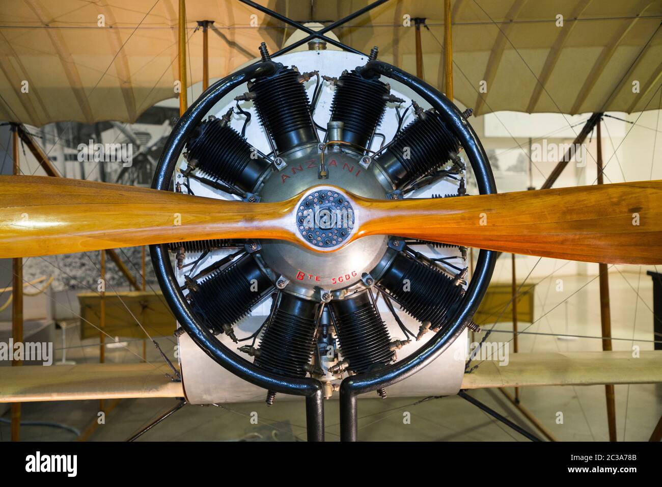 Caudron G.3 biplan, alimenté par l'Anzani 10, un moteur radial d'avion 10  cylindres refroidi par air / moteur rotatif. L'avion français a volé de  1914 pendant la première Guerre mondiale et après,