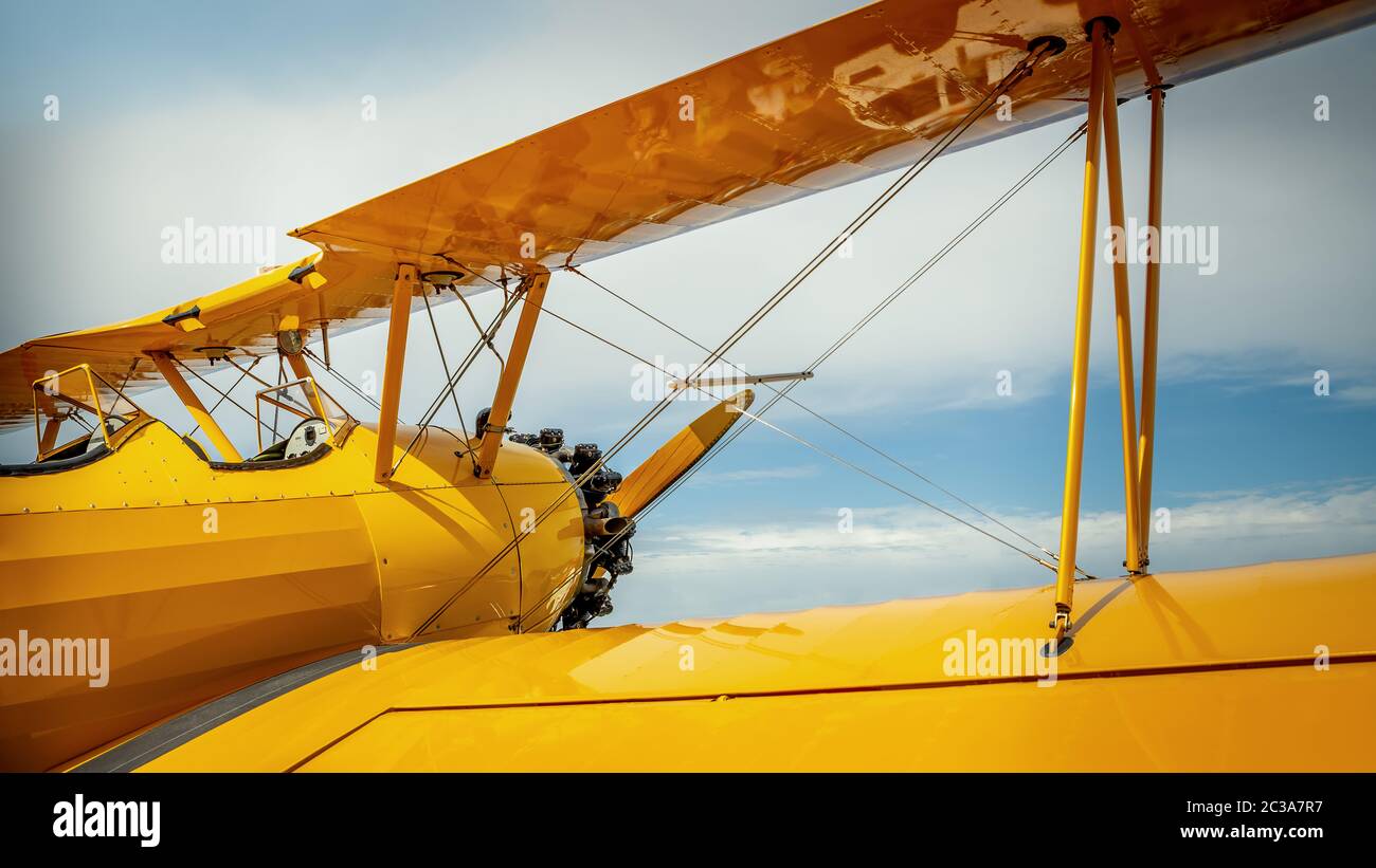 hélice d'un avion historique contre un ciel bleu Banque D'Images
