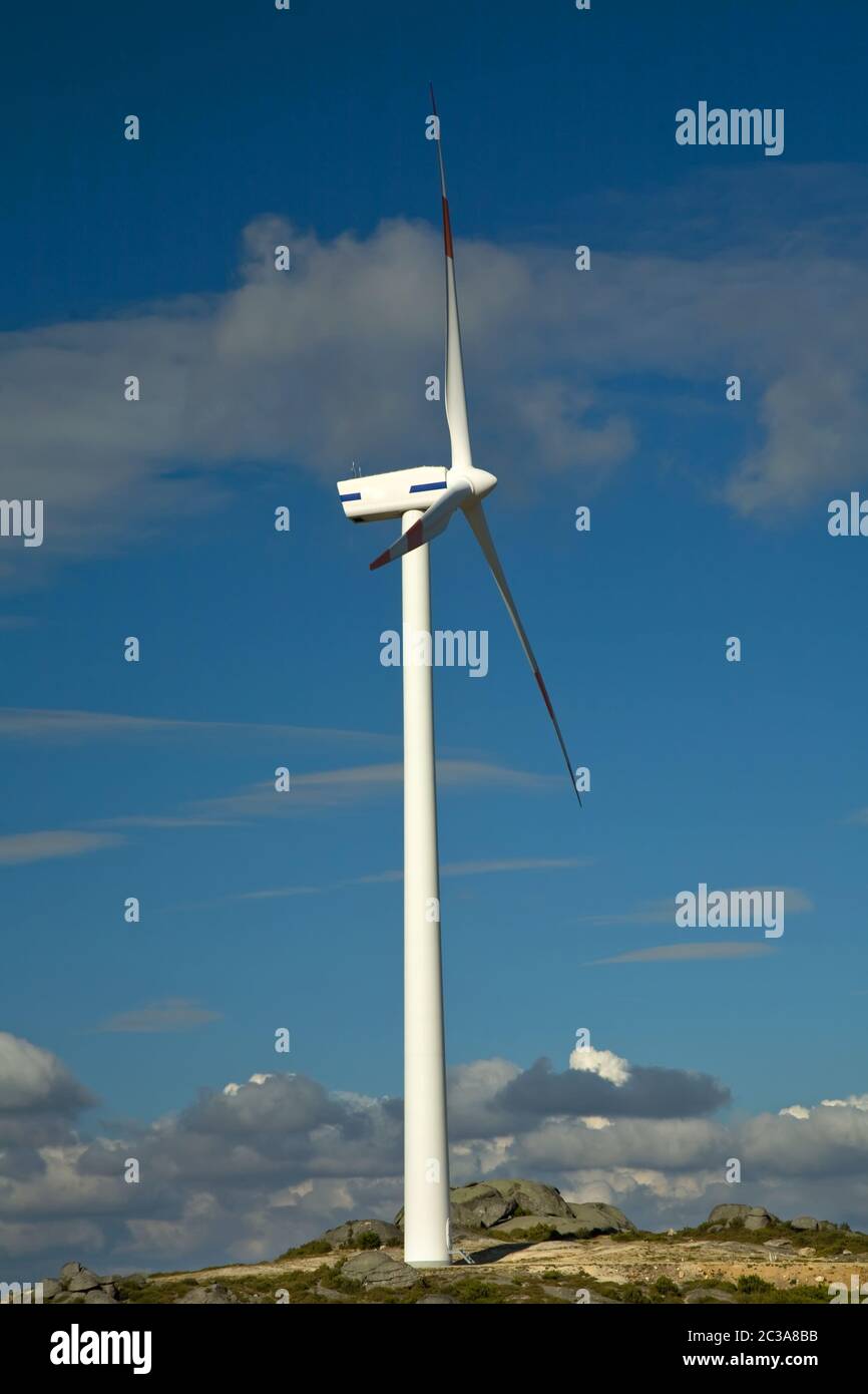 White éolienne au sommet de la montagne Banque D'Images