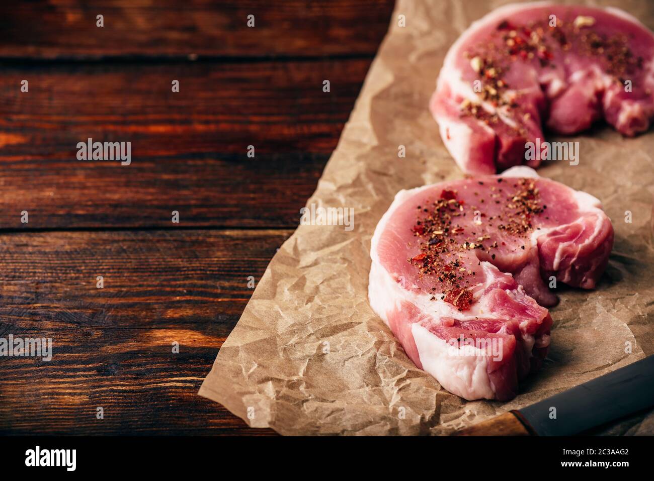 Contre-filets de porc avec épices moulues sur papier cuisson Banque D'Images