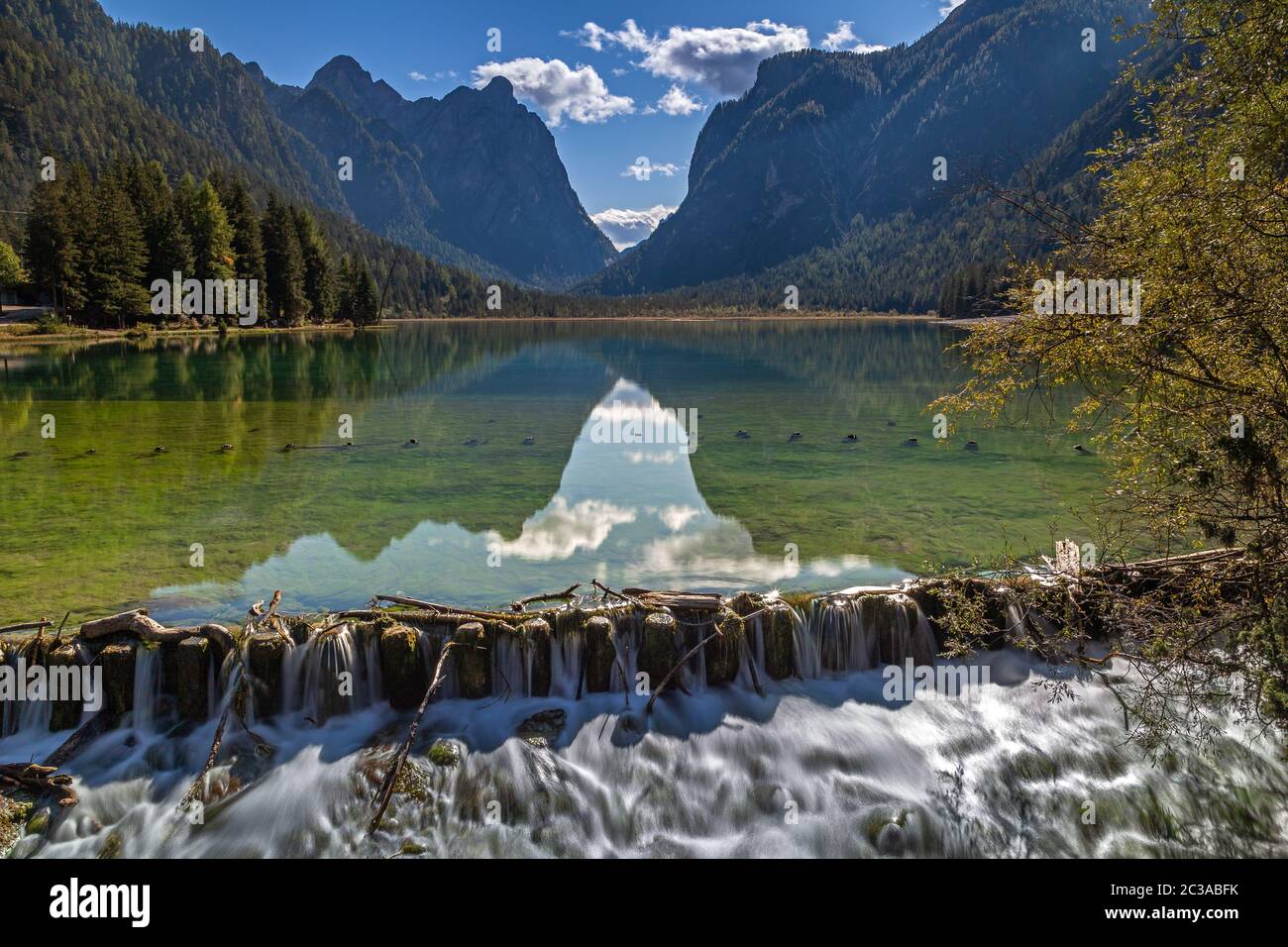 Lac Dobbiaco, le Tyrol du sud en automne Banque D'Images