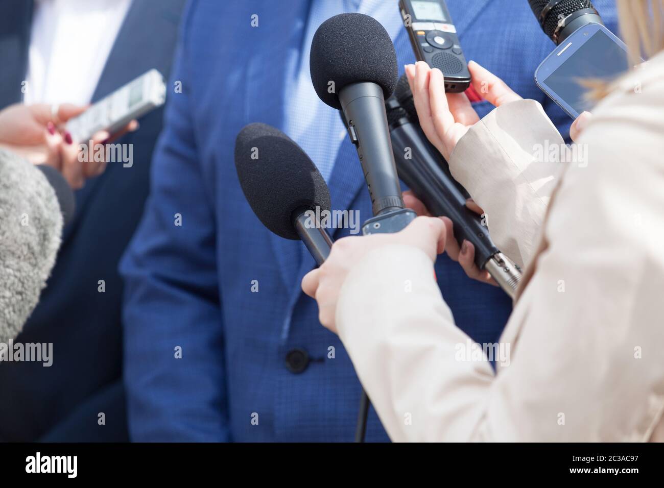 Conférence de presse. Le journalisme de radiodiffusion. Microphone. Banque D'Images