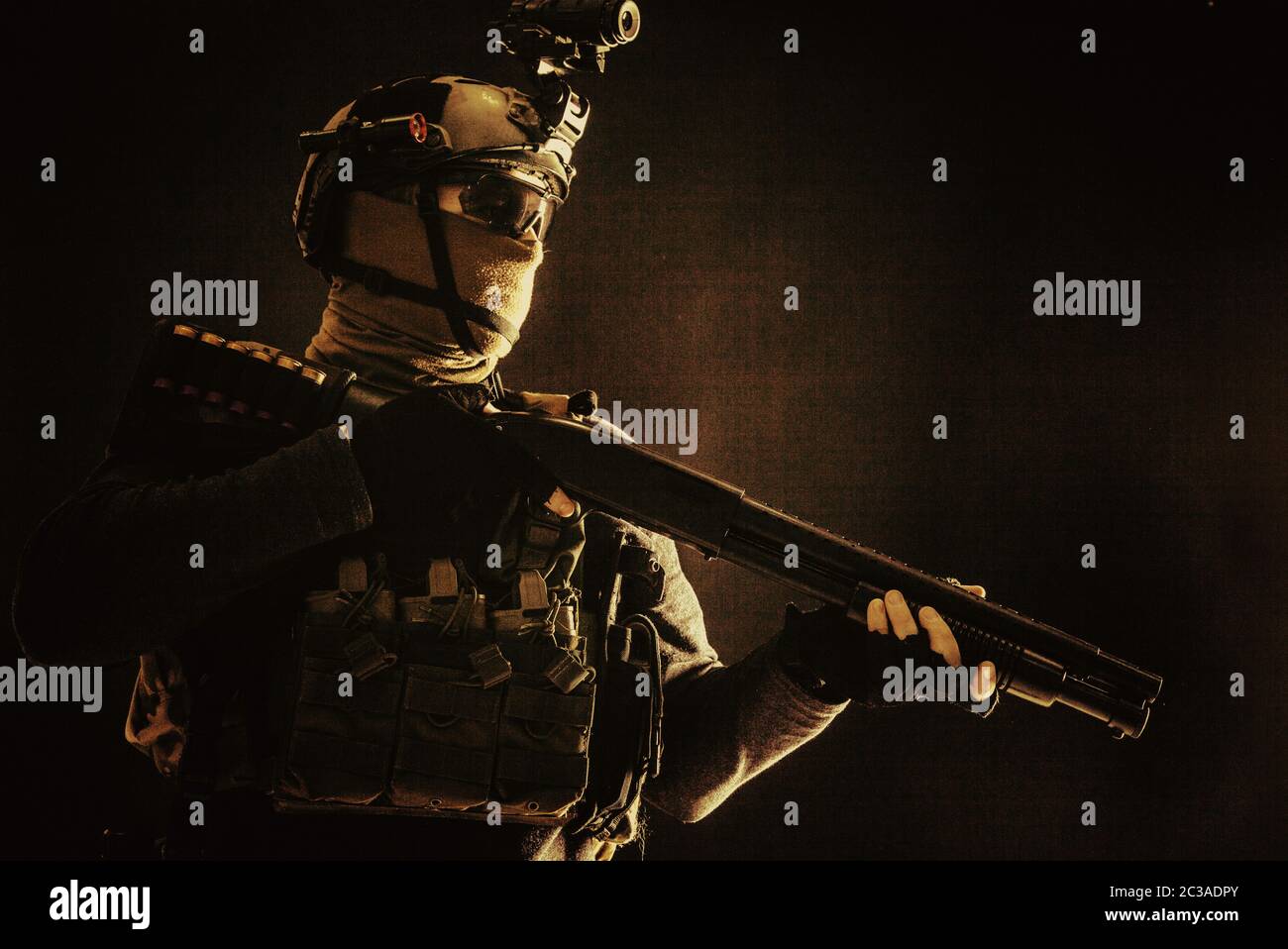 Portrait d'épaule d'un soldat de l'élite militaire, équipe tactique anti- terroriste avec fusil de chasse, casque avec caméra infrarouge, masque de  cache derrière le masque, armé r Photo Stock - Alamy