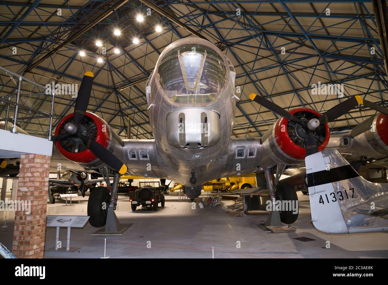 Boeing B17 Forteresse volante Seconde Guerre mondiale / Seconde Guerre mondiale / bombardier lourd de la Seconde Guerre mondiale avec nez et menton en plexiglas, exposé au RAF Royal Air Force Museum, Hendon Londres (117) Banque D'Images