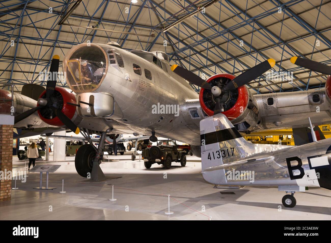 Boeing B17 Forteresse volante Seconde Guerre mondiale / Seconde Guerre mondiale / bombardier lourd de la Seconde Guerre mondiale avec nez et menton en plexiglas, exposé au RAF Royal Air Force Museum, Hendon Londres (117) Banque D'Images